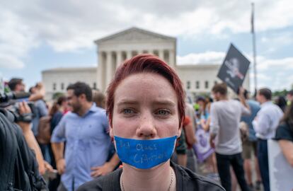 Una manifestante por el derecho al aborto con una cinta adhesiva en la boca que dice "Ciudadano de segunda clase" se manifiesta tras la decisión de la Corte Suprema de anular Roe v. Wade, en Washington, el 24 de junio de 2022.