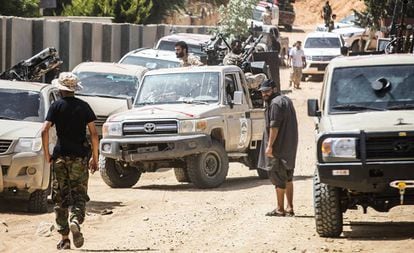 Milicias leales al Gobierno de unidad, el sábado pasado en el frente cerca del aeropuerto de Trípoli.