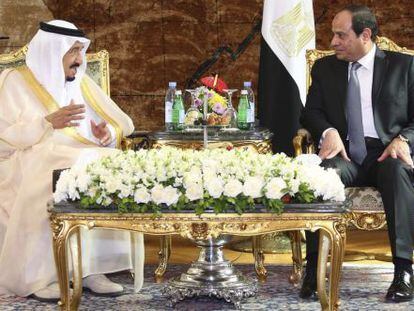 El presidente egipcio, Abdelfatah al Sisi, conversa con el rey saud&iacute; Salman bin Abdelaziz, durante la ceremonia de bienvenida celebrada en el palacio presidencial de El Cairo, Egipto.