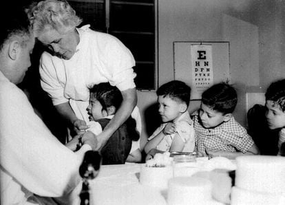 Una enfermera administra la vacuna de la polio de Salk a alumnos de un colegio de Los Ángeles, en 1955.