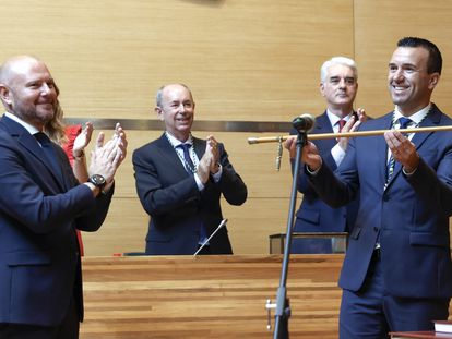 El candidato del PP, Vicent Mompó, recibe la vara de mando de manos del anterior responsable, el socialista Toni Gaspar, este viernes.