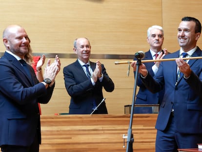 El candidato del PP, Vicent Mompó, recibe la vara de mando de manos del anterior responsable, el socialista Toni Gaspar, este viernes.