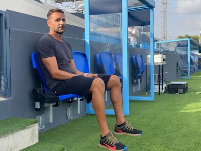 El delegado de campo de la UD Ibiza, Ángel Moreno, posa en su asiento en Can Misses. Moreno fue el primer capitán del equipo después de que el empresario valenciano Amadeo Salvo y su familia refundaran al club.