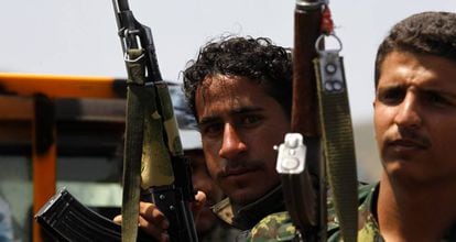 Milicianos Huthi patrullan en un cami&oacute;n en una calle de San&aacute;.