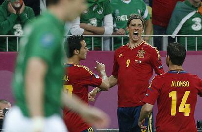 Torres celebra el gol junto a Arbeloa y Xabi Alonso.