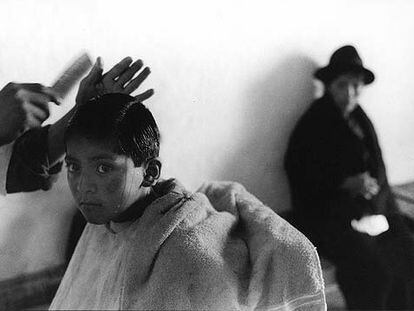 Niño, en una peluquería de Ecuador.