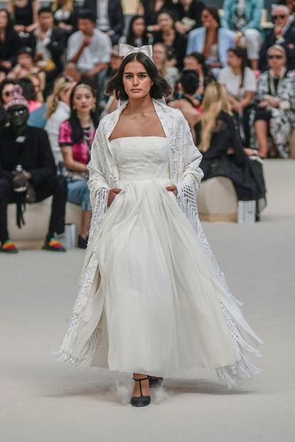La modelo Jill Kortleve con el vestido de novia de alta costura de Chanel, el 5 de julio de 2022.