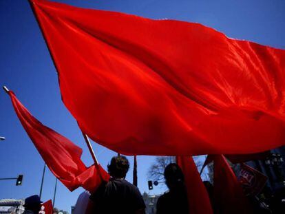 Algunos manifestantes con banderas rojas en la marcha del 1 de mayo, día del trabajador, en Madrid, en 2016.