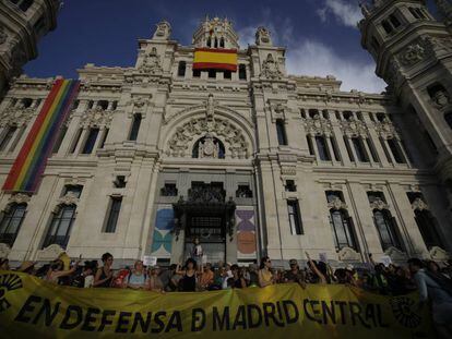 Una manifestación en 15 días y tres recursos. Miles de madrileños protestaron por la suspensión de las multas de Madrid Central, que también fue recurrida en los tribunales. Uno de los recursos paralizó cautelarmente la decisión municipal.
