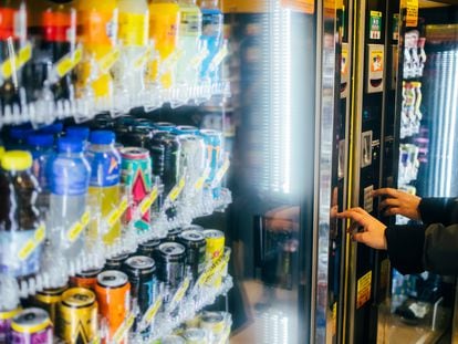 Bebidas azucaradas y refrescos en un lineal de un supermercado en noviembre de 2022.