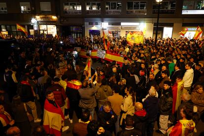 Concentración frente a la sede del PSPV-PSOE en Valencia contra el pacto del PSOE y Junts.