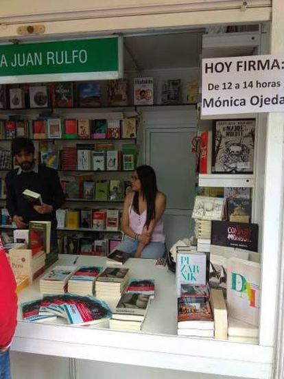 La escritora ecuatoriana Mónica Ojeda, el sábado pasado en la caseta de la Librería Juan Rulfo en la Feria del Libro de Madrid.
