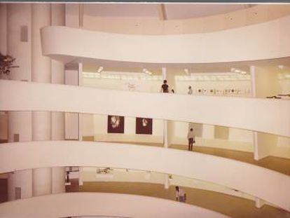 Los artistas españoles tomaron los pasillos del Guggenheim. En el primer piso, las esculturas de Chillida; en el segundo, Jordi Teixidor, a la derecha, y Darío Villalba, a la izquierda; y en el tercer piso se pueden ver obras de Sergi Aguilar, a la derecha, y a la izquierda, el mural de Zush. |