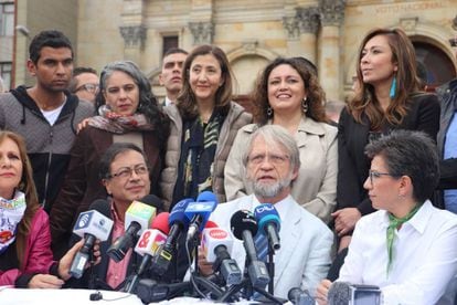 De izquierda de derecha, Ángela Robledo y Gustavo Petro, candidatos a las presidencia, reciben el apoyo de Antanas Mockus y Claudia López.
