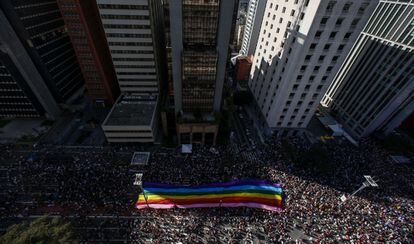 Miles de personas participan en la marcha del Orgullo Gay en la ciudad brasileña de São Paulo, el 18 de junio de 2017.