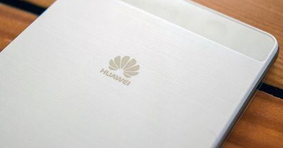 Huawei tiene fechada la presentación de un nuevo "Flagship", es decir un nuevo smartphone de gama alta el 21 de febrero a las 14:00 horas. Poco se conoce del equipo que mostrarán en la cita de Barcelona los responsables de la empresa china. Contaría, según los rumores, con pantalla de unas 5,2 pulgadas que contaría con la función Force Touch además de resolución QHD. En su interior, a diferencia de sus otros dos rivales, apuesta por su propio procesador Kirin 950, el mismo del Huawei Mate 8, y poco más se sabe de un equipo que se ha llegado a hablar de la presencia de hasta 6 GB de RAM y una batería de al menos 3.000 mAh.