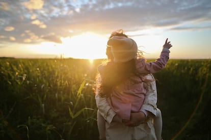 Una madre y su hija en el campo.