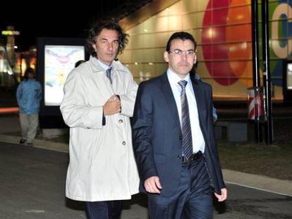 El primo del presidente Macri, Angelo Calcaterra (izquierda), llega este lunes a los tribunales federales de Buenos Aires. 