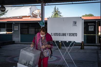 Una mujer vota en las elecciones de junio de 2022 en Huasca de Ocampo (Estado de Hidalgo).