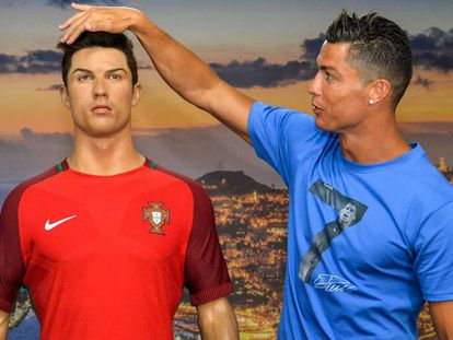 Ronaldo posa con una figura de cera en el museo de su carrera en Funchal.