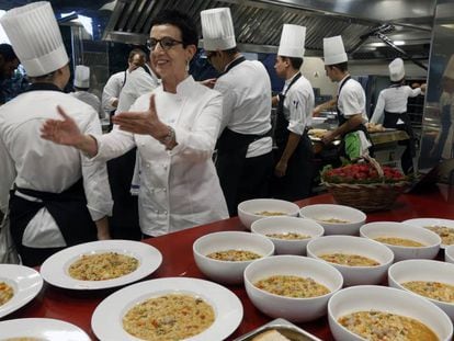 Ruscalleda amb el seu equip preparant un dels últims serveis