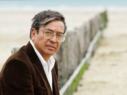 El autor y escritor mexicano José Agustín posa durante una sesión de retratos celebrada el 30 de mayo de 1996 en Saint Malo, Francia.