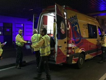 Los facultativos del Samur, en las urgencias del hospital La Paz.