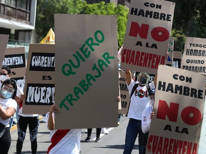 Empleados del comercio protestan frente al Ministerio del Trabajo en Lima, Perú, el pasado primero de marzo.