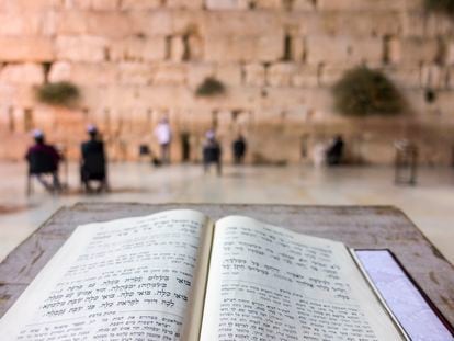 Una Torá enfrente del Muro de las Lamentaciones, en Jerusalén.