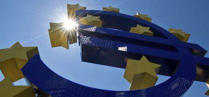 S&iacute;mbolo del euro a las puertas del Banco Central Europeo, en Fr&aacute;ncfort, Alemania