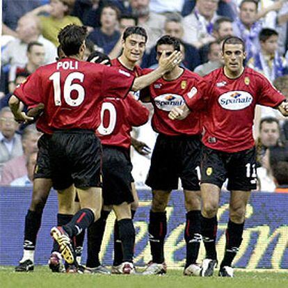 Los jugadores del Mallorca celebran su primer gol contra el Madrid.