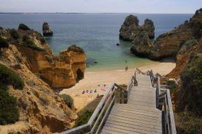 Escalera de acceso a la Praia do Camilo, junto a Lagos (Algarve).