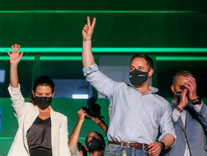 Rocío Monasterio, Santiago Abascal y Javier Ortega saludan a los seguidores de Vox congregados ante su sede tras conocerse los resultados electorales en Madrid.