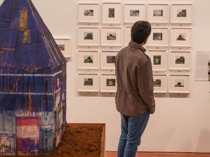 Unas personas contemplan la obra de William Christenberry en el Centro Jos&eacute; Guerrero de Granada.