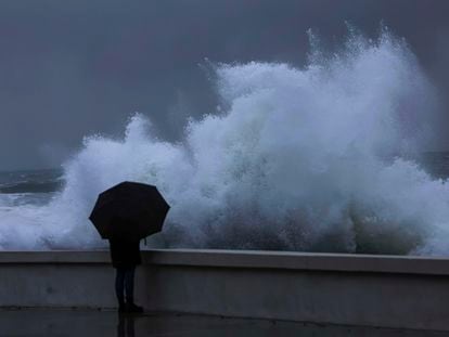 Una persona observa cómo rompía el fuerte oleaje en la costa de Baiona (Pontevedra) el pasado 3 de noviembre.