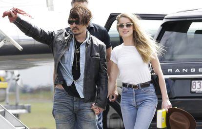 Johnny Depp, con la mano vendada, y Amber Heard, a su llegada a Australia en abril de 215.