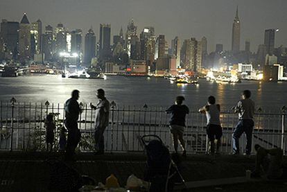 Vista del alto Manhattan, desde Nueva Jersey, durante el apagón eléctrico el pasado 14 de agosto.
