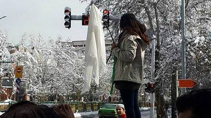 Una mujer muestra un pañuelo blanco en una calle de Teherán (Irán) el pasado enero.