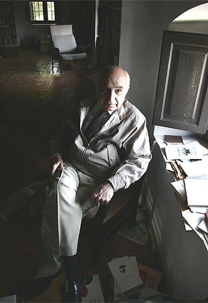 Francisco Brines, en su casa de La Oliva fotografiado por Jesús Císcar.