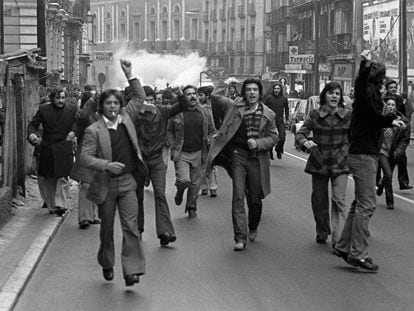 Jóvenes en una manifestación para reclamar la amnistía de presos, en 1977 en Madrid.