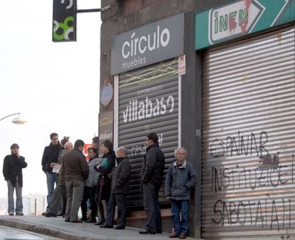 Varias personas hacen cola ante una oficina del INEM en Bilbao.