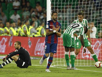 Morales celebra su golazo al Betis, el segundo del Levante.