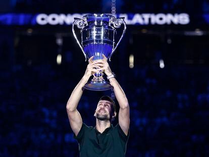 Djokovic alza el trofeo que le acredita como número uno de la ATP a final de año, este lunes en Turín.