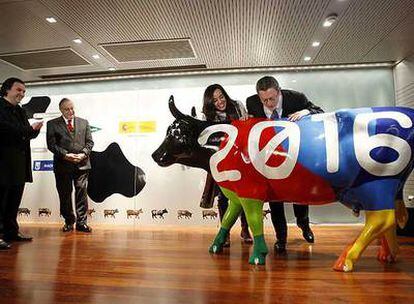 El alcalde de Madrid, Alberto Ruiz-Gallardón, observa la <i>vaca olímpica</i> de la muestra Cow Parade, inaugurada ayer.