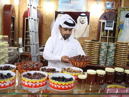 Un comerciante vende d&aacute;tiles y miel en una tienda de Doha, la capital de Qatar