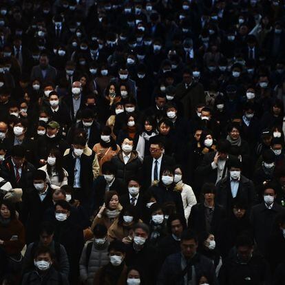 Decenas de trabajadores protegidos con mascarillas en la estación de tren de Shinagawa en Tokio (Japón), el 28 de febrero.