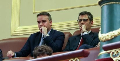 El jefe de gabinete de Pedro Sánchez, Iván Redondo (izquierda), en la tribuna de invitados durante la primera sesión del debate de investidura del presidente del Gobierno en funciones en la XIV Legislatura en Madrid (España), a 4 de enero de 2020. 