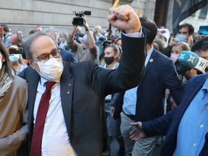 Quim Torra, rodeado de seguidores al abandonar el palacio de la Generalitat, en la tarde de ayer. 