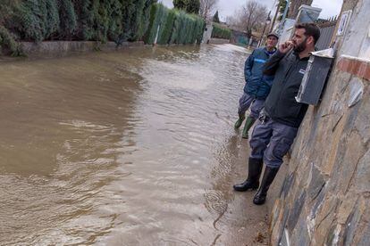 Vecinos del municipio de Yeles (Toledo), localidad en la que una veintena de personas han tenido que ser evacuadas este sábado debido al desbordamiento del arroyo Guatén.