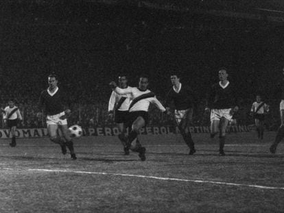 Luis Suarez of FC Internazionale in action  during the European Cup match between FC Internazionale and Rangers  at San Siro stadium on February 17, 1965 in Milan, Italy.